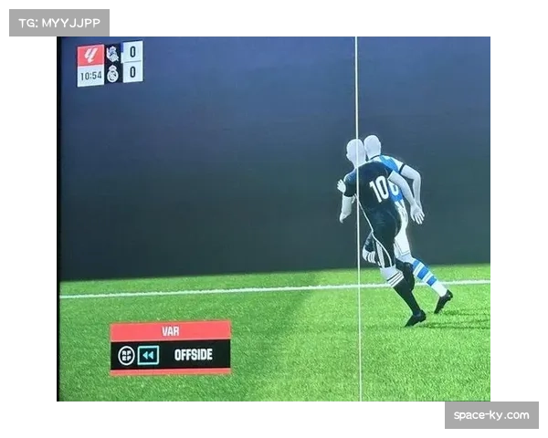 即时：国米前锋劳塔罗进球，但经VAR复核判定越位在先，进球无效